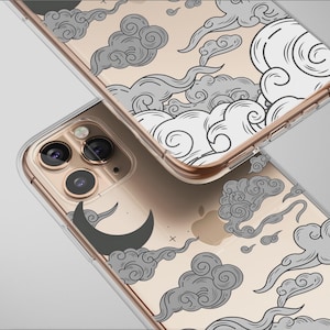 Könnte beinhalten: Zwei transparente Handyhüllen mit goldfarbenem Rahmen. Die Hüllen weisen ein sich wiederholendes Muster aus stilisierten grauen Wolken und einem Mond-Design auf. Die Handyhüllen sind übereinander gestapelt.