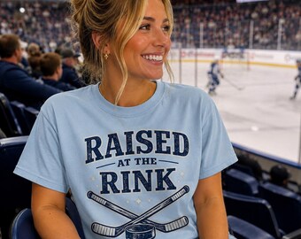 Camiseta para mamás de hockey, regalo para padres de hockey, top para amantes del hockey, ropa casual para mujeres, camiseta para aficionadas a los deportes, criada en la pista de hielo, regalo para mamás de hockey, regalo para ella.