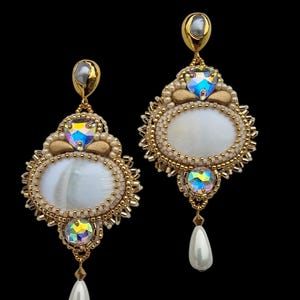 Boucles d'oreilles décoratives en coquillages blancs - Broderie de perles, d'or et de cristaux