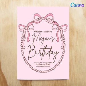 以下が含まれることがあります： ピンク色の誕生日招待状。リボンとパールのデザインで、「Your Invited to Megan's Birthday」のテキストとイベントの詳細が記載されています。招待状は薄いピンク色の背景にあります。