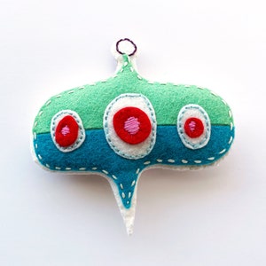 Modern Retro Gift Ornament Pattern | DIY Christmas Ornament Tutorial | Stitched Handmade Holiday Decor | PDF + SVG | Felt Ornament Pattern
