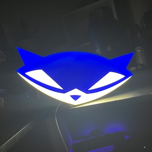 letreiro de LED com o logotipo de Sly Cooper