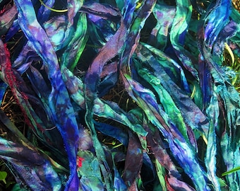 Azul y verde Tie Dye Peacock Feather Multi Reciclado Sari Silk Ribbon 5 - 10 Yardas o Madeja completa Joyería BOHO Fabricación SUPER RÁPIDO ¡Envío!