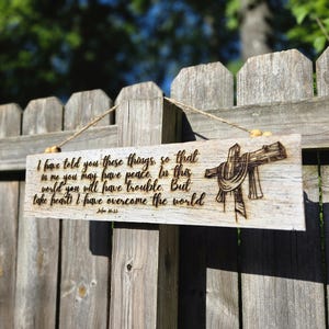 Letrero de madera con versículo bíblico / Decoración cristiana para el hogar / Arte mural con escritura grabada (Juan 16:33) (40,6 x 10,16 cm)