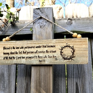 Letrero de madera con versículo bíblico / Decoración cristiana para el hogar / Arte de pared con escritura grabada (Santiago 1:12) (17&quot; x 4&quot;)