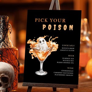 Könnte beinhalten: Ein schwarzes Halloween-Schild auf einer kleinen Holzstaffelei mit dem Text "PICK YOUR POISON". Das Schild zeigt ein Cocktailglas mit einer Geisterillustration. Das Schild listet Cocktail-, Bier- und Weinauswahl auf.