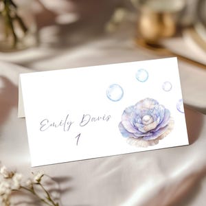 Plantilla de tarjeta de lugar Little Pearl, concha de océano morada, editable, para baby shower, plegable, con burbujas azules, imprimible, para despedida de soltera, tarjeta de nombre plana 2SA1