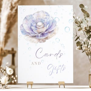 Plantilla de letrero con tarjetas y regalos de perlas. Letrero para mesa de baby shower editable con concha morada, océano, burbujas azules, imprimible, 2SA1