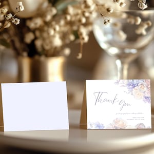 Modelo de cartão de agradecimento floral roxo azul empoeirado, elegante, editável, dobrado, para casamento, para impressão, plano, para lugar, 1 fundo, 2FL1