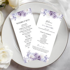 Modelo de programa de casamento com rosas brancas e roxas, editável no Canva, com itinerário floral lavanda para jantar, programa de cerimônia personalizado em tons de violeta escuro e ameixa (2FP2).