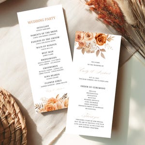 Könnte beinhalten: Zwei Hochzeitszeremonie-Programme mit floralen Akzenten in Orange- und Cremetönen. Die Programme listen die Hochzeitsgesellschaft, die Zeremonienreihenfolge und eine Dankesbotschaft auf. Der Text ist in einer klassischen Serifenschrift.