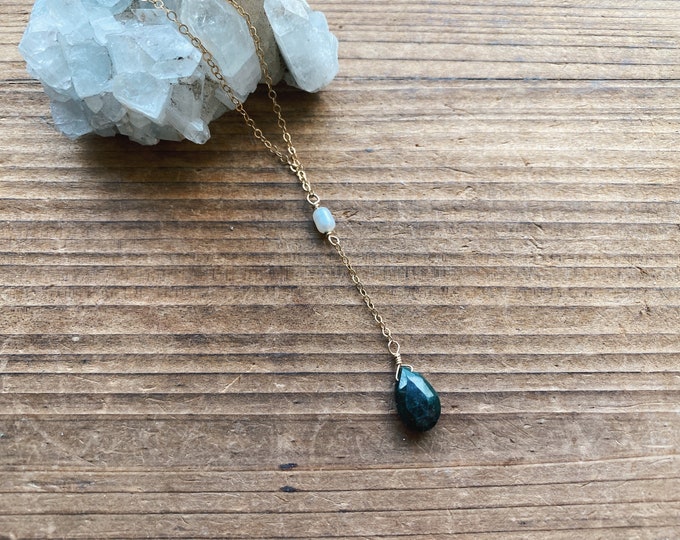Emerald and Pearl Y Necklace // Small Teardrop Gemstone Necklace // Emerald Necklace // Emerald Gemstone Necklace // May Birthstone