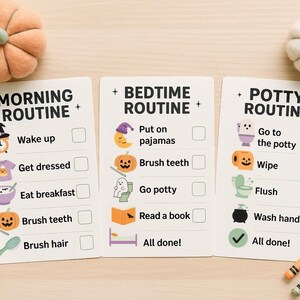 Op de afbeelding: Drie ge&iuml;llustreerde routinekaarten voor ochtend, bedtijd en zindelijkheidstraining, met selectievakjes. De kaarten bevatten Halloween-thema's en tekst. Decoratieve vilten pompoenen en kleurpotloden zijn ook aanwezig.