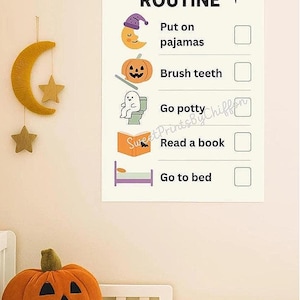 Op de afbeelding: Een slaapkamersc&egrave;ne met Halloween-thema, met een oranje pompoen en een bord met een bedtijdroutine. Het bord bevat illustraties en de tekst: 'Pyjama aantrekken', 'Tanden poetsen', 'Naar de wc gaan', 'Een boek lezen' en 'Naar bed gaan'.