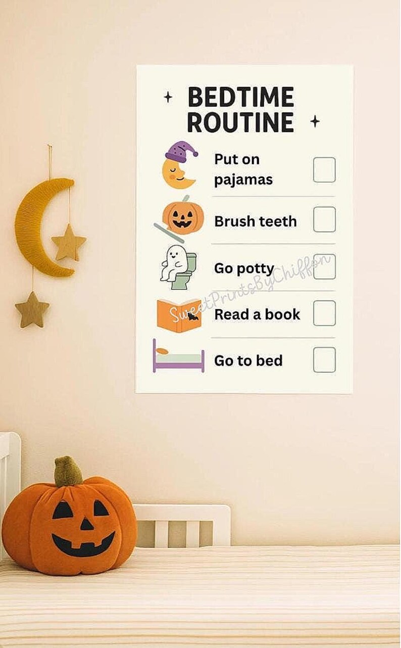 Op de afbeelding: Een slaapkamersc&egrave;ne met Halloween-thema, met een oranje pompoen en een bord met een bedtijdroutine. Het bord bevat illustraties en de tekst: 'Pyjama aantrekken', 'Tanden poetsen', 'Naar de wc gaan', 'Een boek lezen' en 'Naar bed gaan'.