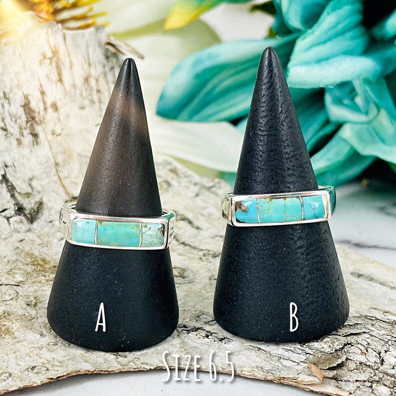 Puede incluir: Dos anillos de turquesa y plata en soportes negros. Los anillos son talla 6,5. Los anillos tienen una incrustaci&oacute;n rectangular de turquesa.