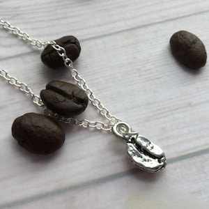 Kaffeebohne Halskette, Geschenk für Kaffee-Liebhaber, erhältlich in silbernem Zinn oder Goldton