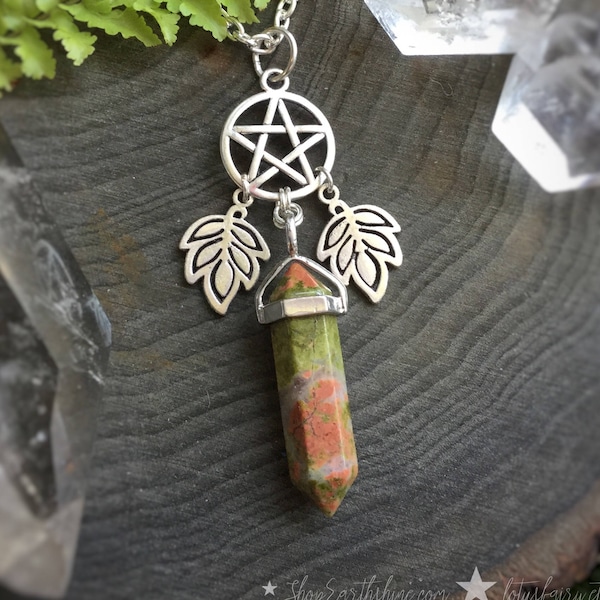 Pentagramm-Halskette mit Blättern und einem Edelsteinanhänger Ihrer Wahl.