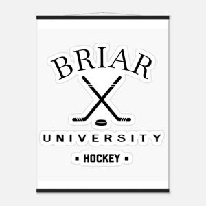 Puede incluir: Un tapiz de pared blanco con marco negro que presenta el texto BRIAR UNIVERSITY HOCKEY en letras negras. El diseño incluye un gráfico de dos palos de hockey cruzados y un disco centrado entre las palabras BRIAR y UNIVERSITY.