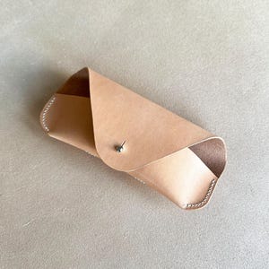 Estuche de cuero para gafas – Hecho a mano y cosido a mano – Estuche para gafas de sol – Regalo de cuero personalizado para él, ella y quien use gafas