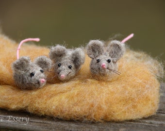 Mice/ Set of 3 tiny mice for Nativity scene