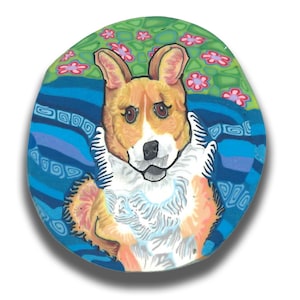 Puede incluir: Un azulejo de cerámica pintado a mano con un retrato de un perro corgi de color marrón, blanco y naranja. El perro está sentado sobre un fondo azul y morado con flores verdes y rosas.