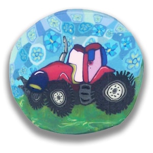 Puede incluir: Ilustración colorida y caprichosa de un tractor rojo con neumáticos negros y una cabina azul y rosa. El tractor se encuentra sobre un fondo de flores azules y hierba verde, creando un diseño alegre y artístico.
