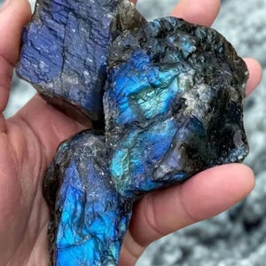 Gorąco sprzedający się niebieski kamień księżycowy fioletowy labradoryt wisiorek – naturalny surowy kryształ okaz minerału do wystroju domu i uzdrawiania