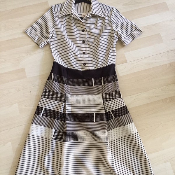 Sweet Printed 50’s Poly Shirtwaist Dress- Size 4 US/ 36 EUR
