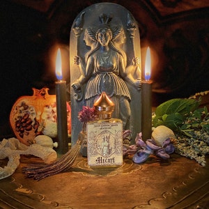 Hecate // Hekate Devotional Ritual Oil // Goddess of Witchcraft // Shadow work 1/2oz