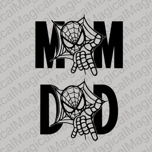 Puede incluir: Diseño gráfico en blanco y negro con las palabras "MOM" y "DAD" en letras grandes y en negrita. Cada palabra tiene una imagen estilizada de la cabeza de Spiderman y un diseño de telaraña detrás.
