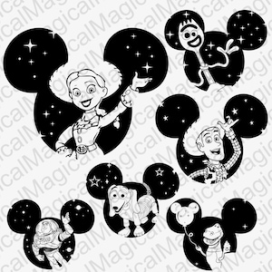 Op de afbeelding: Zwart-witte illustratie van zes verschillende Disney-personages in de vorm van Mickey Mouse-oren. De personages zijn Woody, Jessie, Buzz Lightyear, Slinky Dog, Forky en Rex. Elk personage is omringd door sterren.