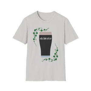 St. Patrick's Day-T-shirt met Guinness Pint en Shamrock Design - Slainte! Ice Grey