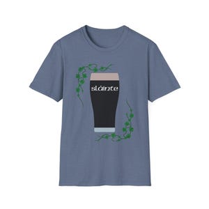 St. Patrick's Day-T-shirt met Guinness Pint en Shamrock Design - Slainte! Heather Indigo