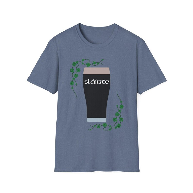 St. Patrick's Day-T-shirt met Guinness Pint en Shamrock Design - Slainte! Heather Indigo