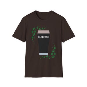 St. Patrick's Day-T-shirt met Guinness Pint en Shamrock Design - Slainte! Dark Chocolate