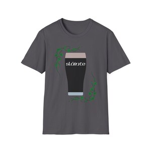 St. Patrick's Day-T-shirt met Guinness Pint en Shamrock Design - Slainte! Charcoal
