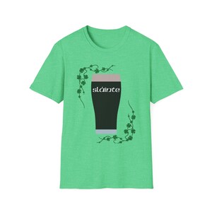 St. Patrick's Day-T-shirt met Guinness Pint en Shamrock Design - Slainte! Heather Irish Green