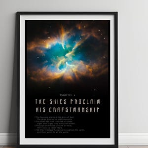 Könnte beinhalten: Ein Schwarzweißbild eines Nebels mit einem Zitat aus Psalm 19,1-4: "Der Himmel verkündet seine Kunstfertigkeit." Das Zitat ist in weißer Schrift auf schwarzem Hintergrund.