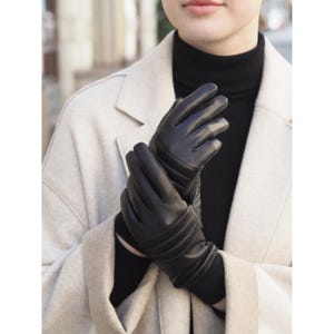 Rimini - Women&#39;s Leather Driving Gloves in Saddle Brown