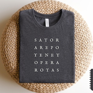 Könnte beinhalten: Dunkelgraues T-Shirt aus Heather-Material mit dem in Weiß gedruckten Text "SATOR AREPO TENET OPERA ROTAS".