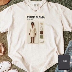 Maglietta con action figure "Tired Mama" / Mama nera / Tendenza virale / Maglietta Comfort Colors / Tendenza Doll Box / Tendenza Image Gen / Maglietta Mama, regalo per la mamma