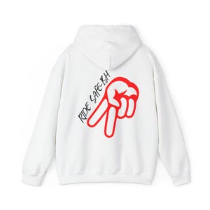 Puede incluir: Una sudadera con capucha blanca que presenta un gr&aacute;fico rojo de una mano haciendo el signo de la paz en la parte posterior. El texto RIDE SAFE-ISH est&aacute; impreso en letras cursivas negras estilizadas junto al gr&aacute;fico de la mano roja.