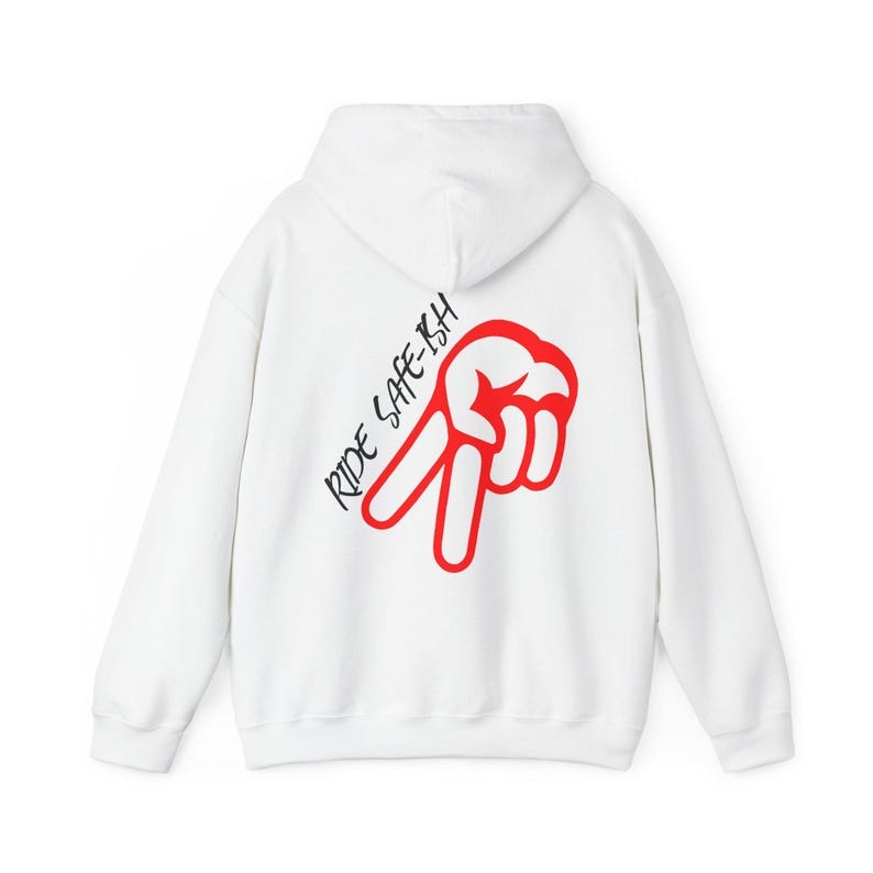 Puede incluir: Una sudadera con capucha blanca que presenta un gr&aacute;fico rojo de una mano haciendo el signo de la paz en la parte posterior. El texto RIDE SAFE-ISH est&aacute; impreso en letras cursivas negras estilizadas junto al gr&aacute;fico de la mano roja.
