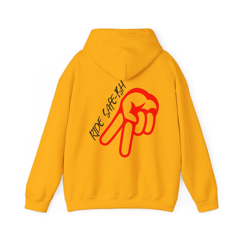 Puede incluir: Una sudadera con capucha de color amarillo brillante que presenta un gr&aacute;fico rojo de una mano haciendo el signo de la paz en la parte posterior. El texto RIDE SAFE-ISH est&aacute; impreso en letras negras inclinadas junto al gr&aacute;fico de la mano.
