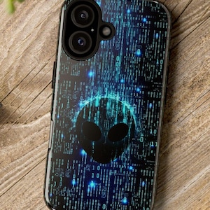 Könnte beinhalten: Schwarze Smartphone-Hülle mit blauem Binärcode-Design und schwarzer Alien-Kopf-Silhouette. Die Hülle hat eine glänzende Oberfläche und einen Kameraausschnitt. Das Design ist futuristisch.