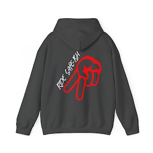 Sudadera con capucha para motociclista Ride Safe-ish: símbolo de la paz, estampado rojo intenso, mensaje de seguridad de estilo urbano, regalo unisex. imagen 7