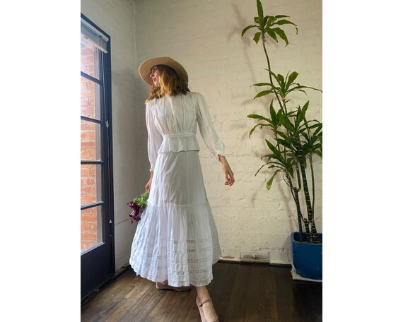 white flowy skirt vintage