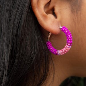 Puede incluir: Una taza de cerámica blanca con un asa negra y el texto "But first, coffee" en un estilo manuscrito. La taza está sobre una superficie blanca. La taza es probablemente para bebidas calientes.