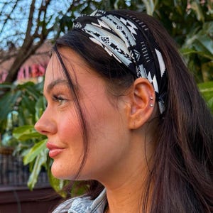 Diadema con estampado geométrico en blanco y negro / Fabricada por nativos americanos / Diseños nativos con hilo